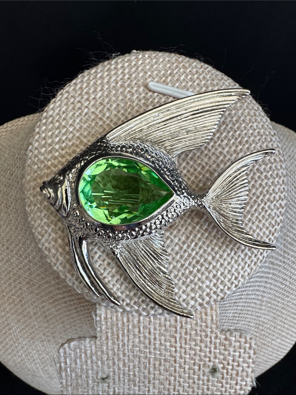 VTG 1928 Jewelry Co Silver Tone Angel Fish Brooch Pin Faceted Green Crystal